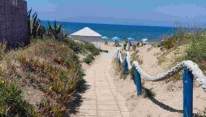 Passerella pedonale per la spiaggia libera del Comune di Ardea