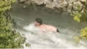 Ragazzo fa il bagno nel Tevere