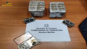 Oltre 2 kg di hashish, bilancini di precisione e materiale per il confezionamento: arrestato dalla Finanza un uomo.