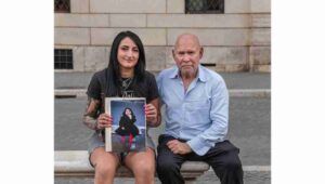 Steve McCurry e Mara Marcetelli a piazza Navona