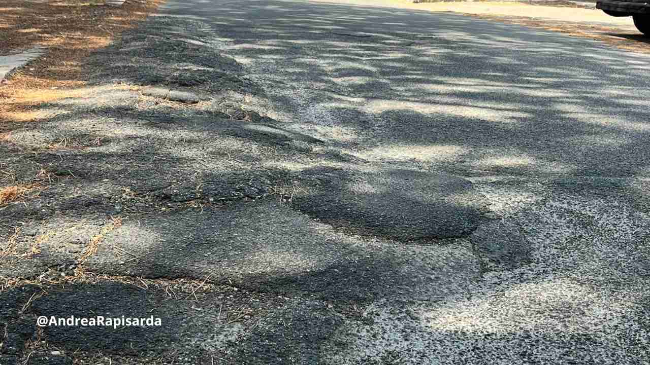 Strada dissestata dentro Ostia