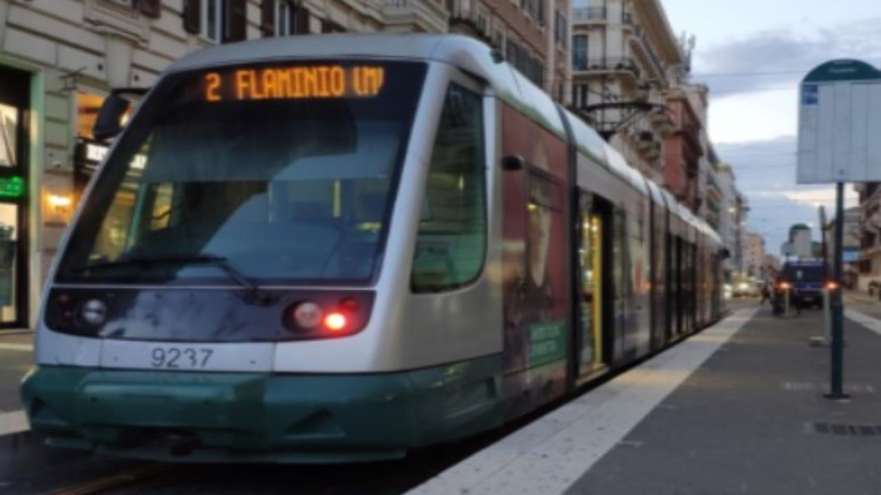 Passaggi incessanti del tram anche di buon mattino ma non solo. Per i residenti la situazione è diventata invivibile