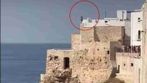 Tuffo spericolato a Polignano a Mare