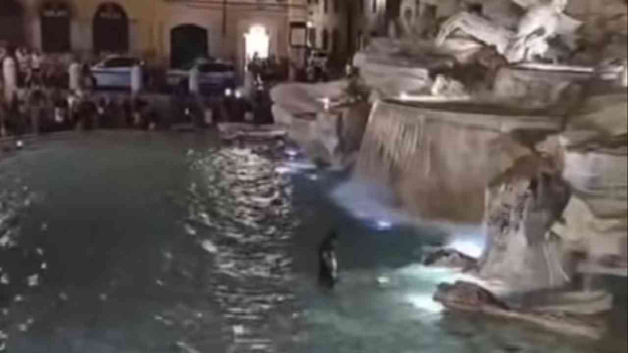 Uomo si fa il bagno nella Fontana di Trevi