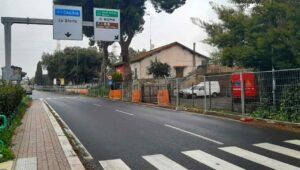 Un vandalo, a causa della lunga attesa, ha danneggiato la porta laterale di un bus atac sulla via Trionfale.