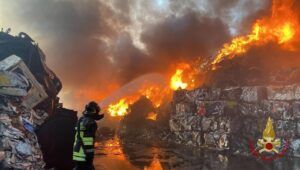 Allarme in Sicilia per incendi, black out elettrici e mancanza d'acqua. I Vigili del fuoco sul posto per 86 incendi