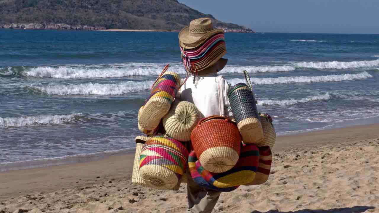 ambulanti abusivi in spiaggia