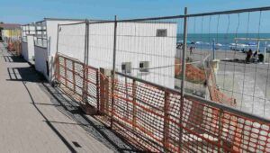 cantiere alla spiaggia libera di Ostia Ponente