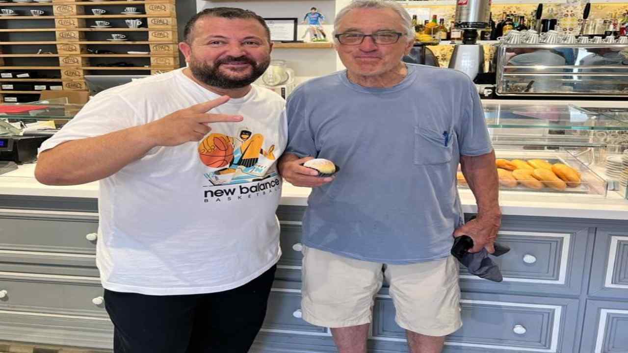 L'attore americano ha fatto tappa a Napoli, dopo essere stato alle Eolie. Tappa da Poppella e da Concettina ai Tre Santi.