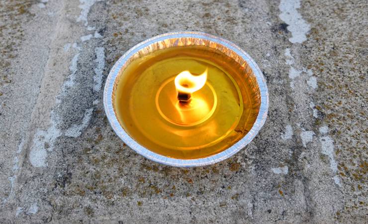 Cosa fare se la cera della candela alla citronella macchia il pavimento?