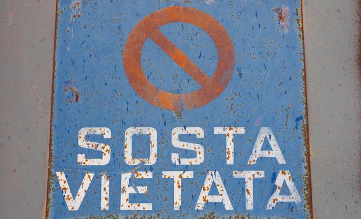 lascia l'auto in sosta vietata