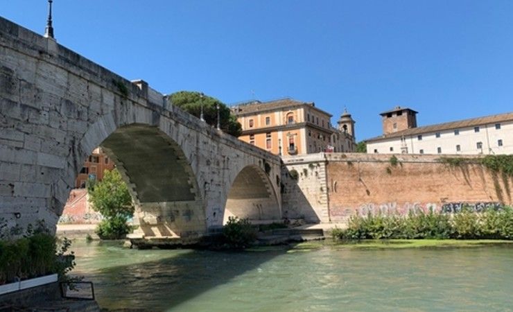 turista a bagno nel tevere