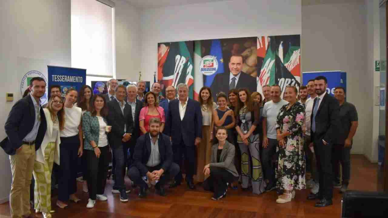 Antonio Tajani con il gruppo di Forza Italia