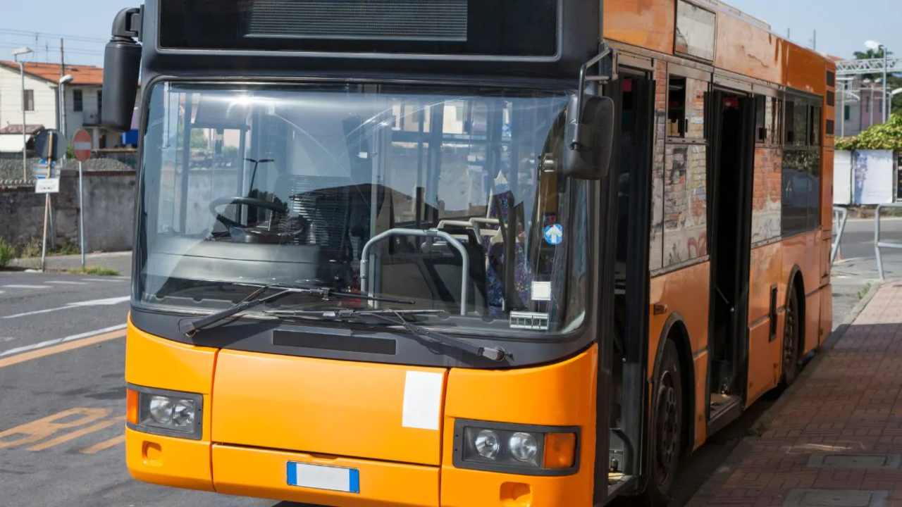 Sulla linea 444 della Roma TPL i campanelli per prenotare l'uscita sono guasti. Il conducente si arrangia con dei cartelli. 