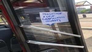 Sulla linea 444 della Roma TPL i campanelli per prenotare l'uscita sono guasti. Il conducente si arrangia con dei cartelli.