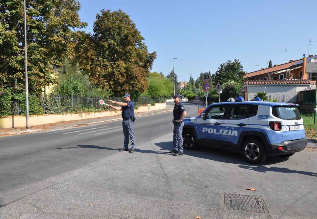 Controlli antidegrado della polizia a San Basilio