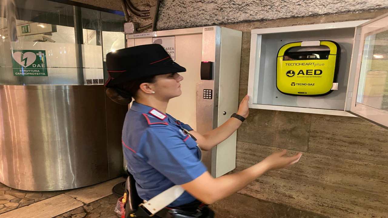 Defibrillatore recuperato dai carabinieri 