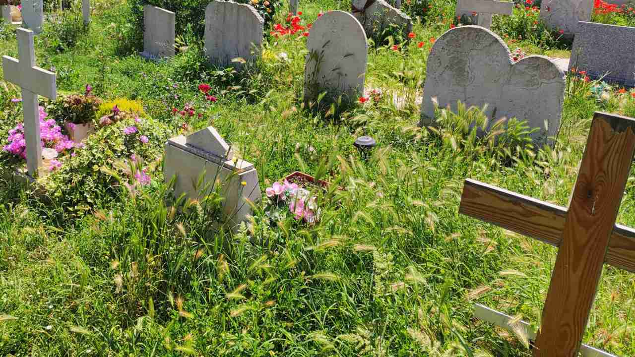 Degrado al cimitero Laurentino