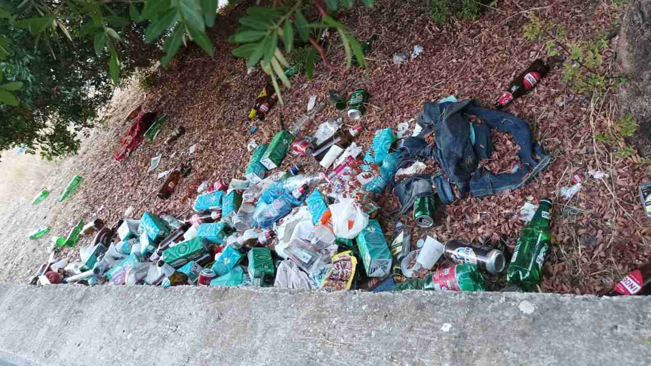 Discarica abusiva fuori dalla Stazione Battistini