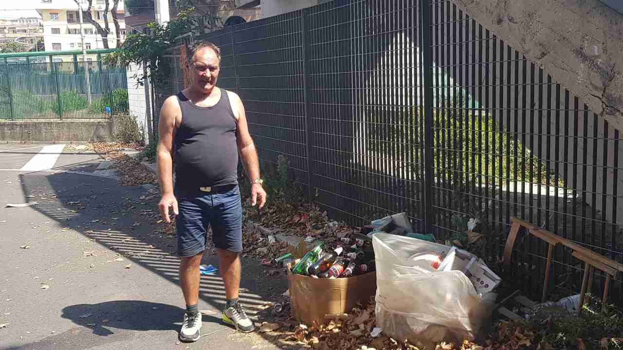 Giovanni pulisce il sovrappasso di Lido Centro