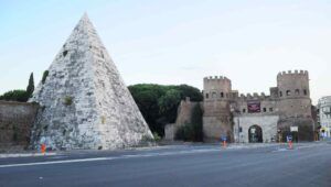 Una descrizione della Piramide Cestia, con rassegna della sua composizione interna ed esterna, funzioni ed evoluzioni successive.