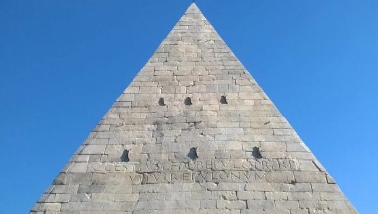 Una descrizione della Piramide Cestia, con rassegna della sua composizione interna ed esterna, funzioni ed evoluzioni successive.