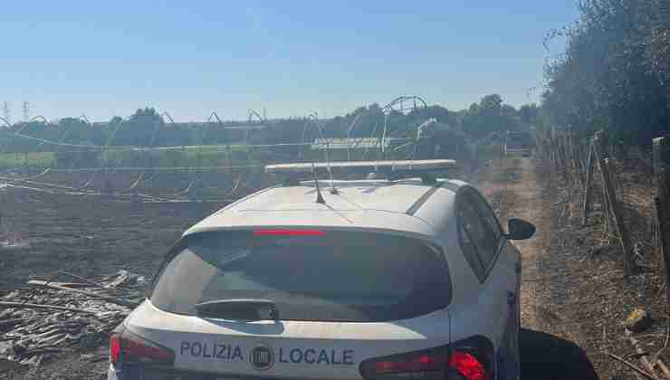 Polizia locale sul luogo dell'incendio a Lanuvio