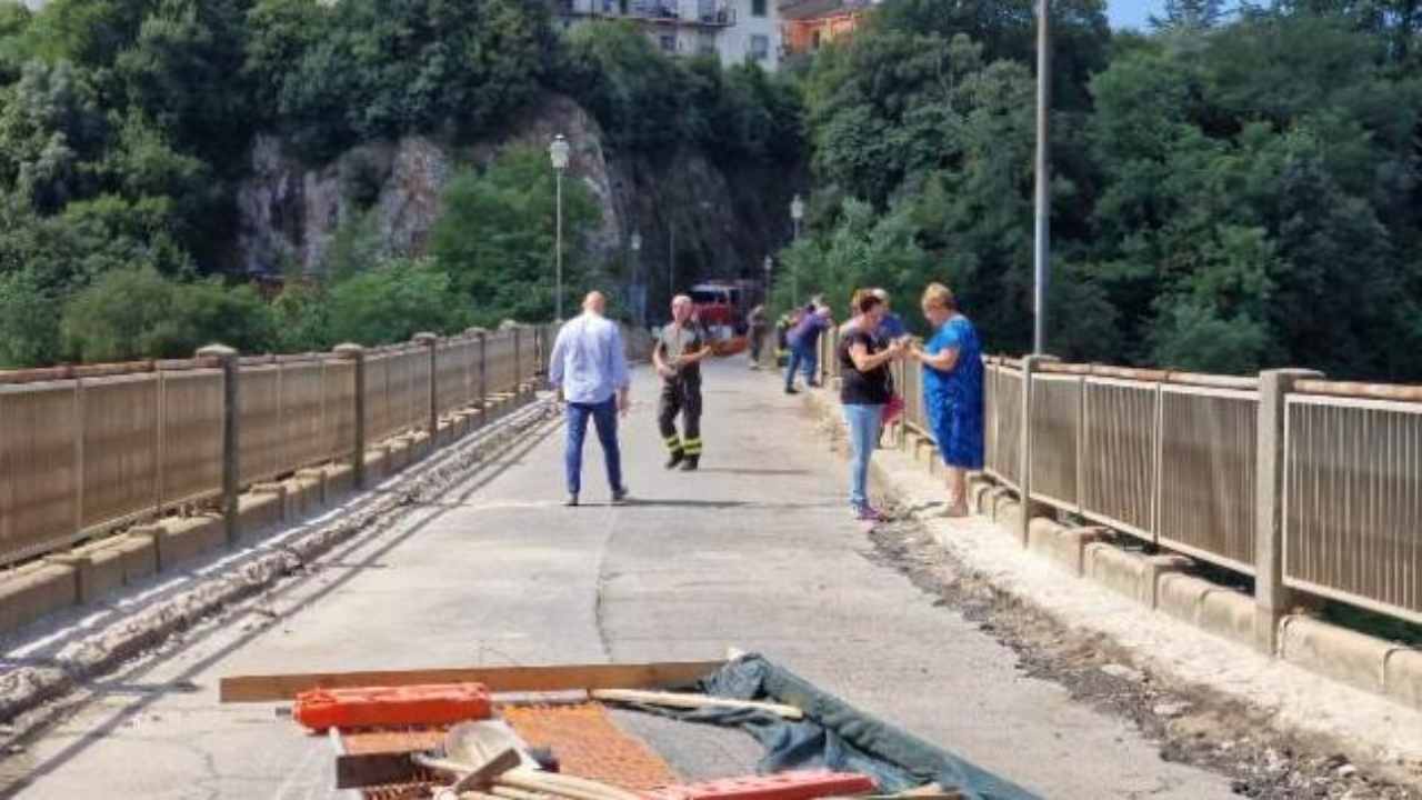 Un trentacinquenne è caduto dal ponte di Blera, in provincia di Viterbo. Le sue condizioni appaiono disperate.