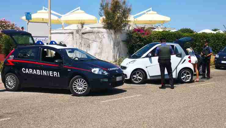 Posto di blocco dei Carabinieri sul Litorale Romano