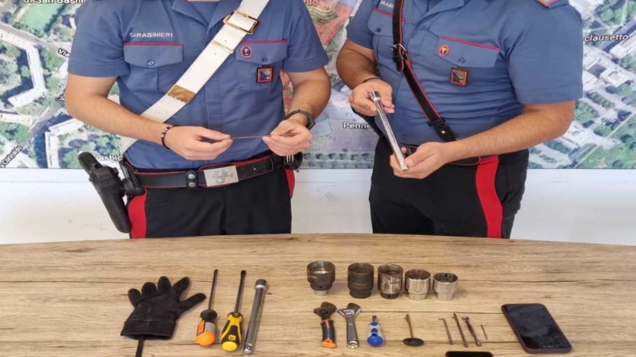 Ladri sorpresi a svaligiare un appartamento con la tecnica del key-bumping: arrestate dai carabinieri tre persone. La refurtiva rinvenuta dai militari