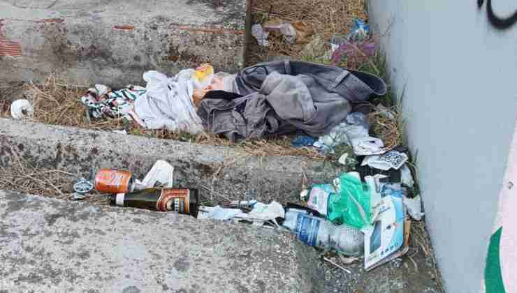 Rifiuti fuori dalla Stazione Battistini