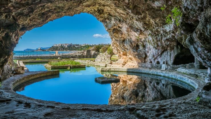 La spiaggia più bella di sperlonga, grotta tiberio