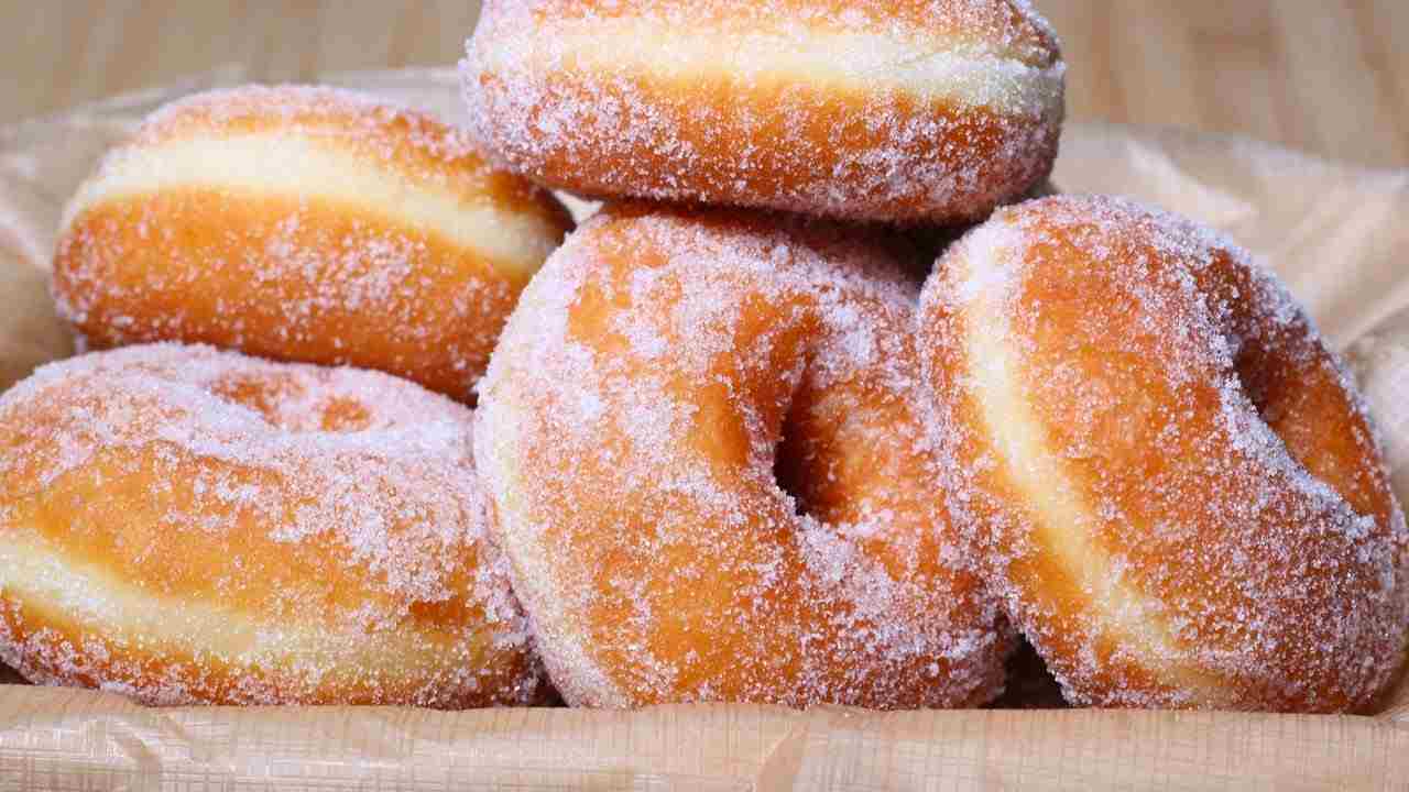 Deliziose ciambelle soffici e profumate, finiranno in fretta: sono  gustosissime