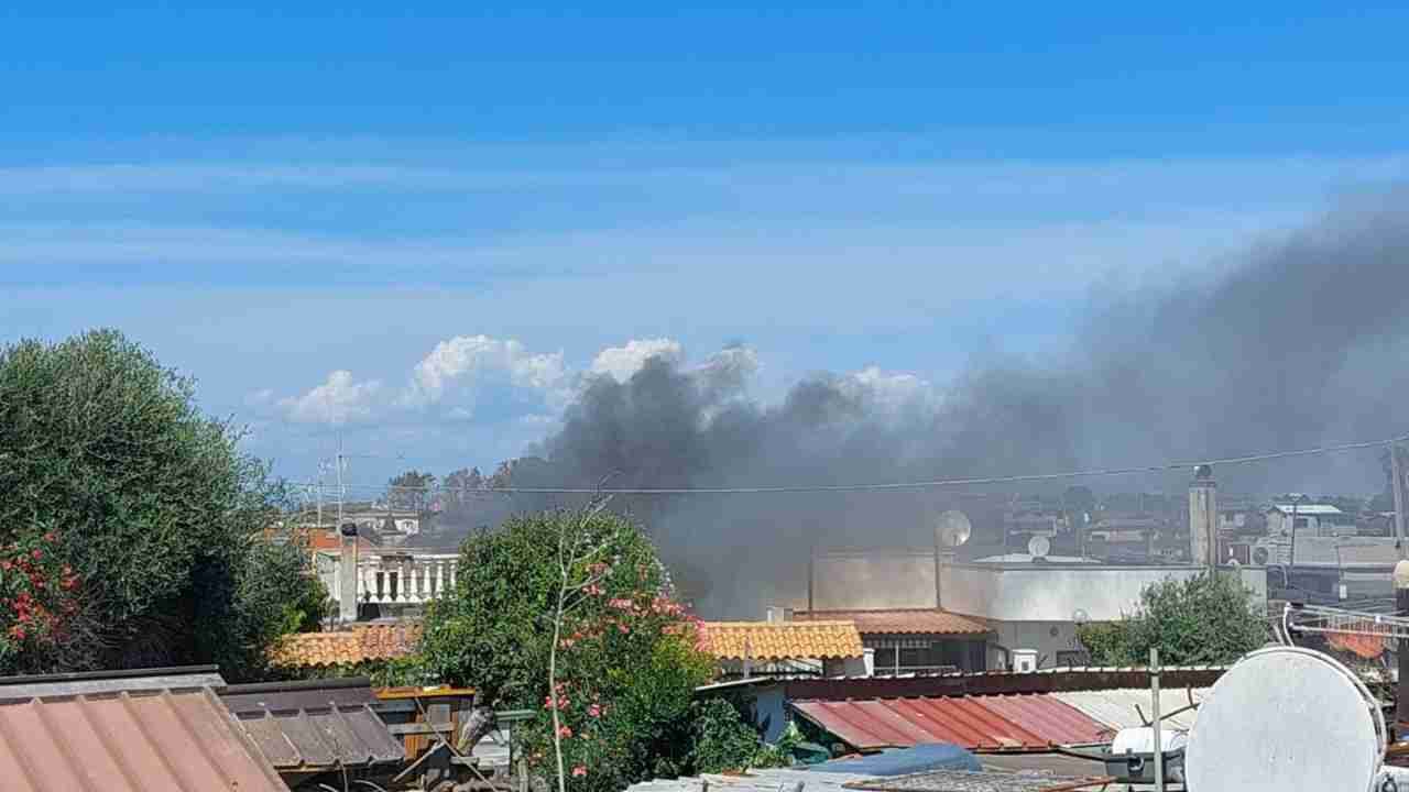 Abitazione in fiamme all'Idroscalo