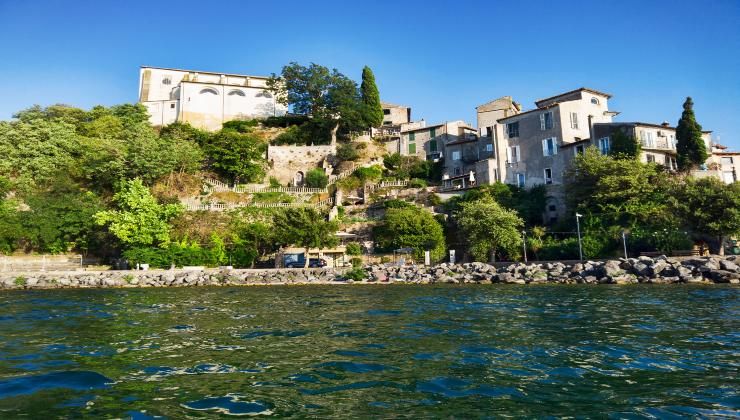 Scorcio del bellissimo e pittoresco borgo di Anguillara Sabazia situato sulle rive del Lago di Bracciano con il suo lussureggiante colorato