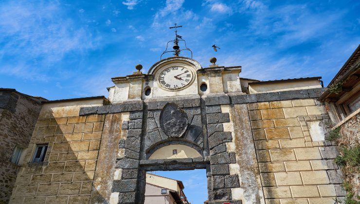 Porta della città con orologio ad Anguillara Sabazia