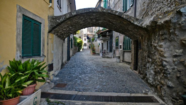 Città vecchia di Anguillara Sabazia nel Lazio, Italia