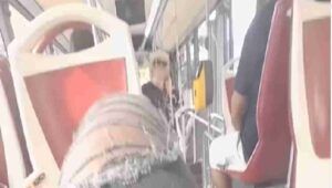 Anziana signora sull'autobus 01 di Ostia