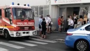 Una donna si è barricata nella Asl armata di coltello. Dopo la trattativa ha desistito dal suicidio e ora è in mano ai medici.