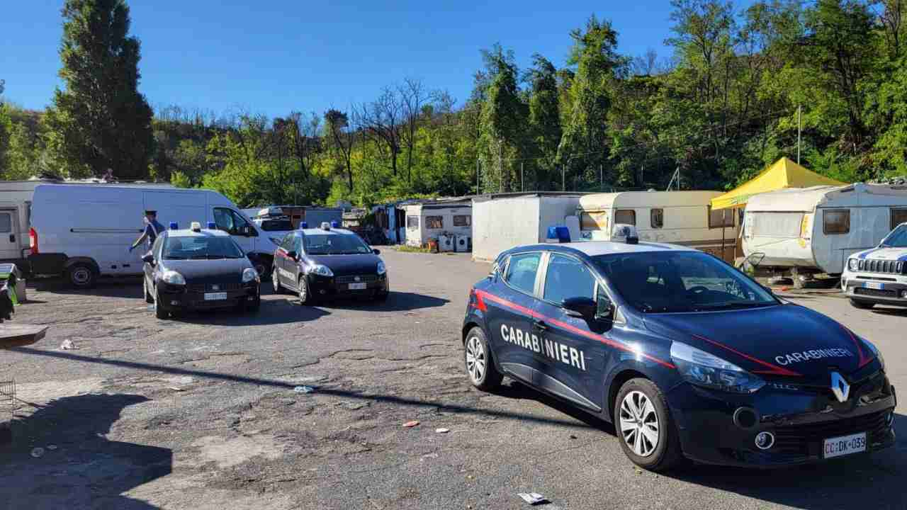 Carabinieri al campo rom di via Candoni