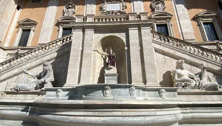 I luoghi precedenti all'Altare della Patria, con dettagli, storia e rappresentazione. Ara della Dea Roma e Tempio di Giunone.