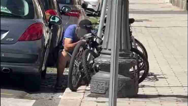 Ladro smanetta sulla catena della bicicletta a Ostia