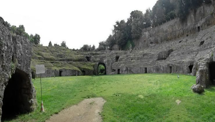 Excursus storico sulla cittadina di Sutri, con un passaggio sul Bosco Sacro che la caratterizza rispetto alle sue peculiarità.