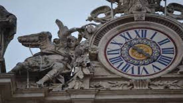 Gli orologi sulla facciata della Basilica di San Pietro segnano orari diversi. Uno dei due ha una sola lancetta. La spiegazione.