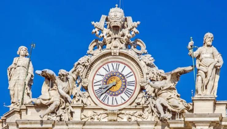 Gli orologi sulla facciata della Basilica di San Pietro segnano orari diversi. Uno dei due ha una sola lancetta. La spiegazione.