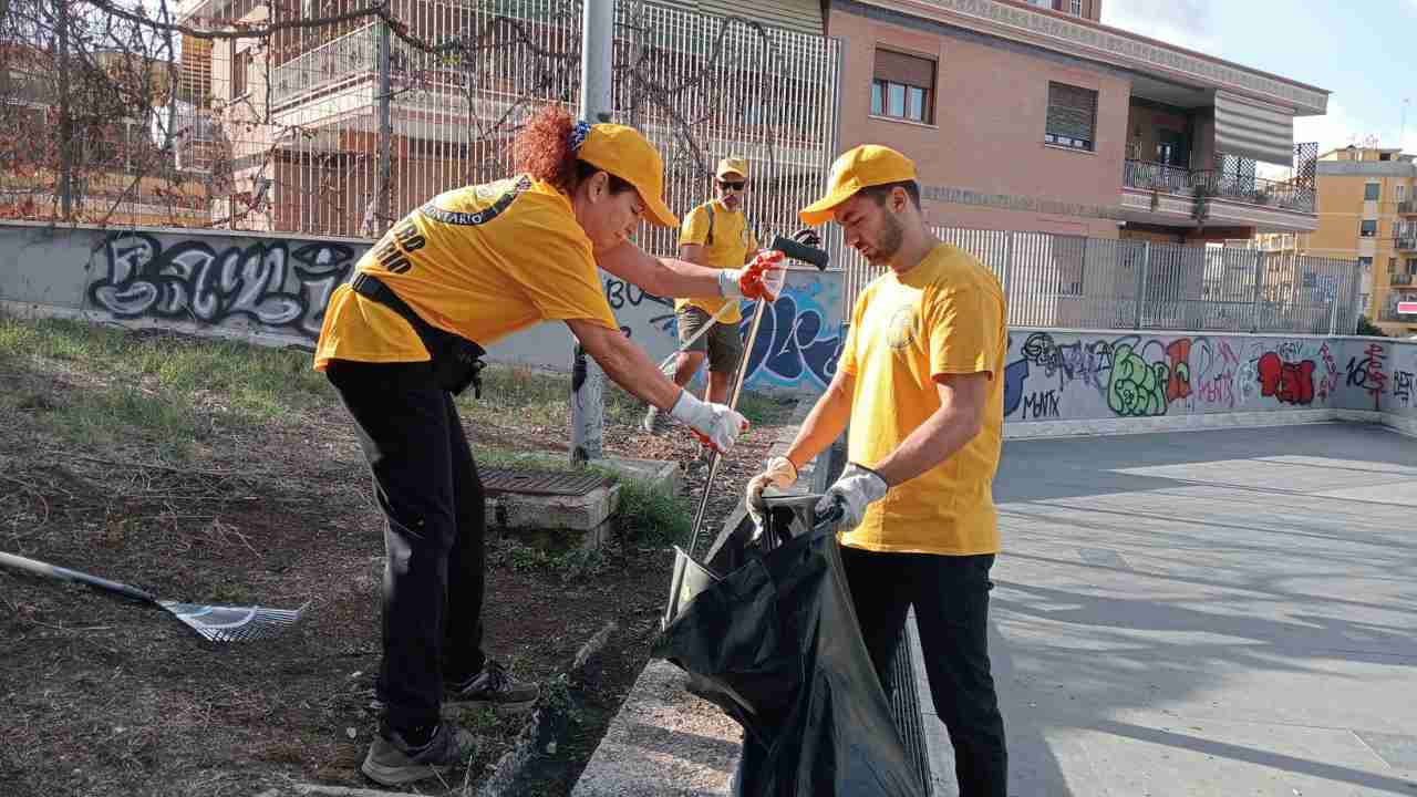 Ministri Volontari di Scientology puliscono davanti la stazione Battistini