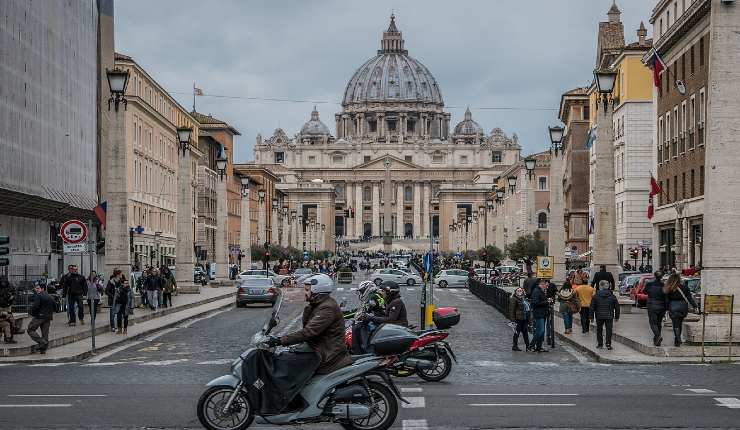 Persone in giro per Roma
