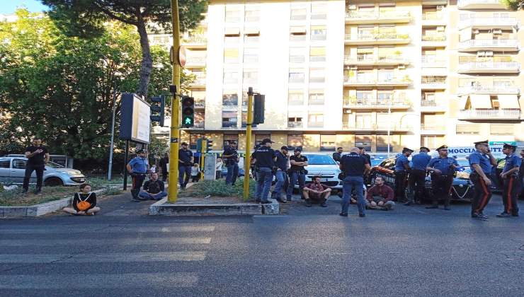 Altra azione ridicola degli attivisti di Ultima (de)Generazione. Stamane hanno bloccato l'Appia all'altezza di via Albano.