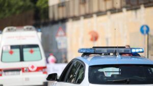 polizia ambulanza morto in via Vittorio Veneto