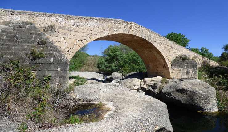 Antico ponte in cemento